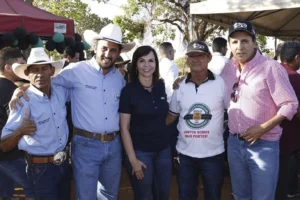 Carlos Gaguim conversando com moradores em visita a município